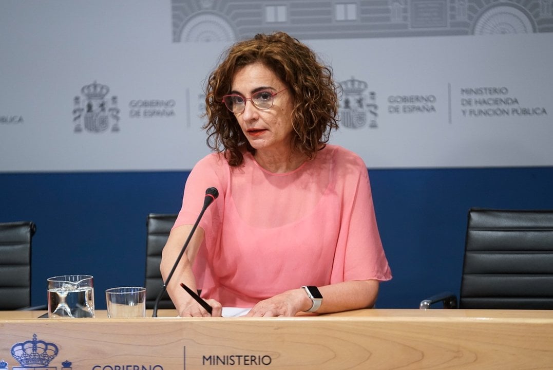 La ministra de Hacienda y Función Pública, María Jesús Montero, ofrece una rueda de prensa tras presidir la Conferencia Sectorial del Plan de Recuperación, Transformación y Resiliencia en la sede ministerial, a 2 de agosto de 2021, en Madrid (España).