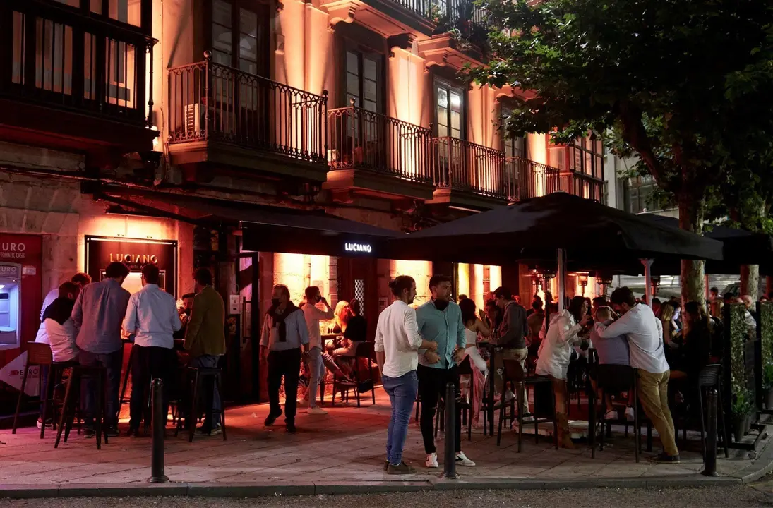 Ambiente en una calle de bares de Santander, 