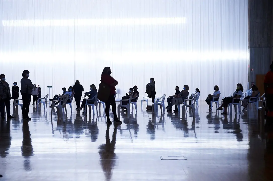 Archivo - Varias personas, en un dispositivo de vacunaci&oacute;n masiva frente al Covid-19, en el Palacio de Exposiciones y Congresos de Santander, 