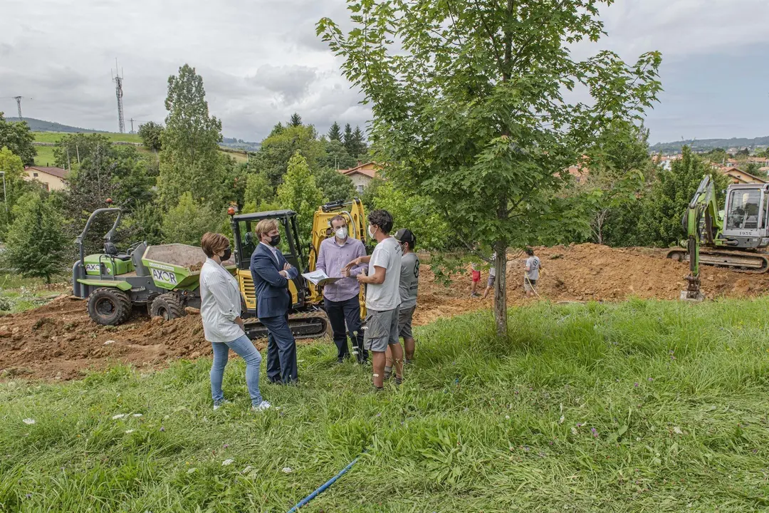 El alcalde de Reoc&iacute;n visita las obras del pump track