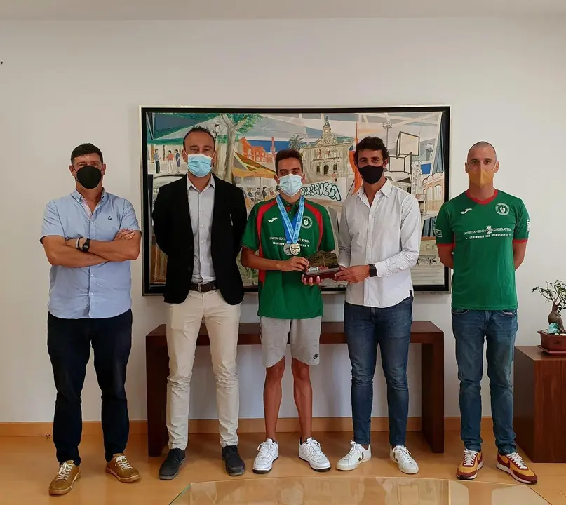 El Ayuntamiento recibe al nadador Teo del Riego