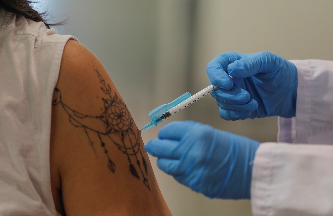 Una enfermera administra la vacuna contra el Covid-19
