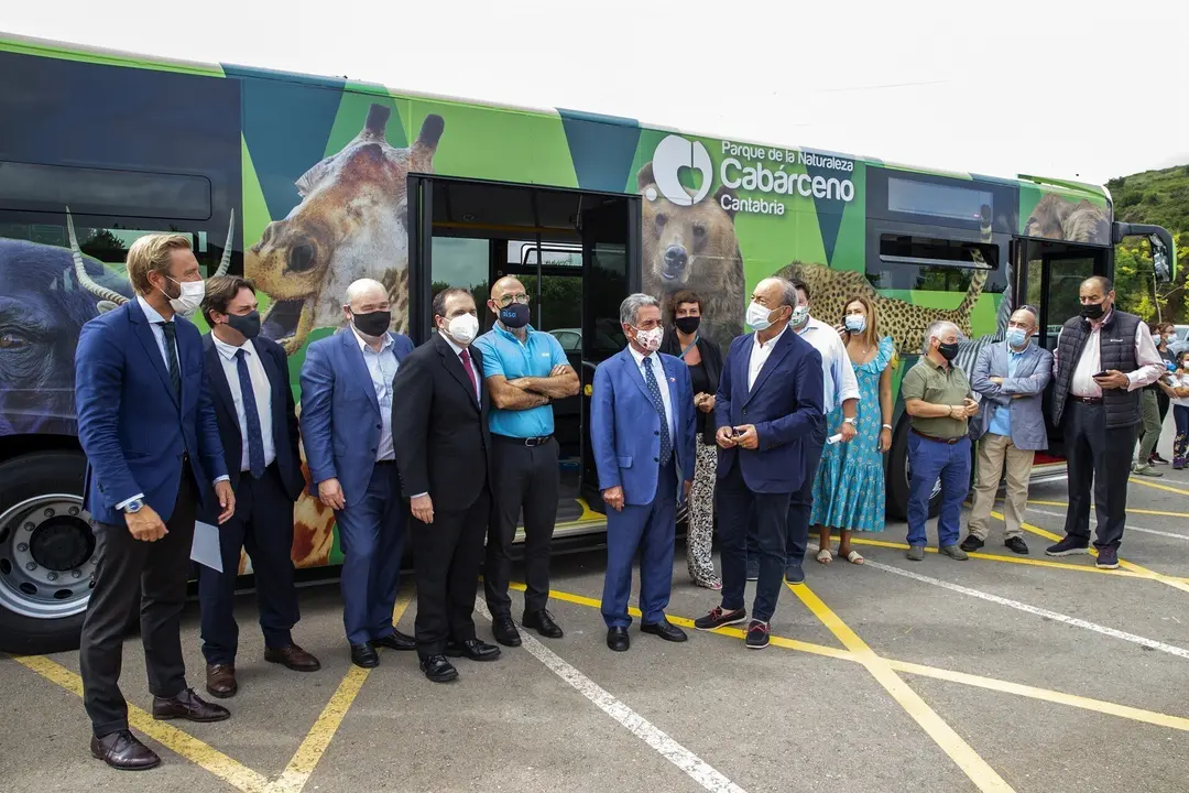 El presidente de Cantabria, Miguel &Aacute;ngel Revilla, junto con el consejero de Industria, Turismo, Innovaci&oacute;n, Transporte y Comercio, Javier L&oacute;pez Marcano, presentan el nuevo 'ecob&uacute;s' del parque y realizan balance tur&iacute;stico del mes de julio.
