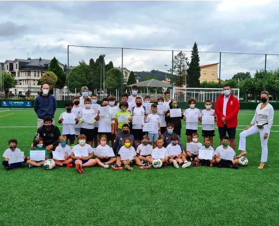 Participantes del campus de f&uacute;tbol Pi&eacute;lagos-Vimenor con la alcaldesa de Pi&eacute;lagos, Ver&oacute;nica Samperio, y el concejal de Deportes, Luis Sa&ntilde;udo