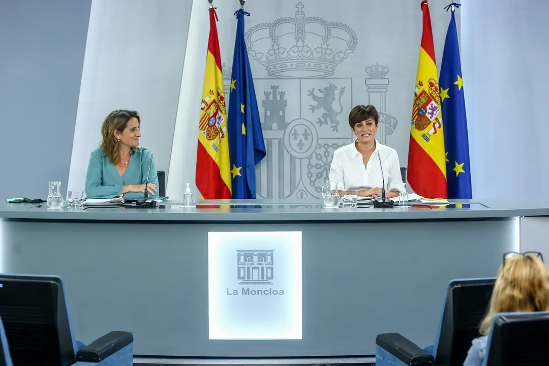 La vicepresidenta tercera y ministra para la Transici&oacute;n Ecol&oacute;gica y el Reto Demogr&aacute;fico, Teresa Ribera, y la ministra Portavoz, Isabel Rodr&iacute;guez, comparecen en una rueda de prensa tras Consejo de Ministros en Moncloa, a 3 de agosto de 2021, en Madrid