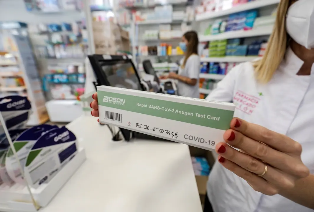 Una caja con test de ant&iacute;genos contra la COVID-19 en una farmacia.