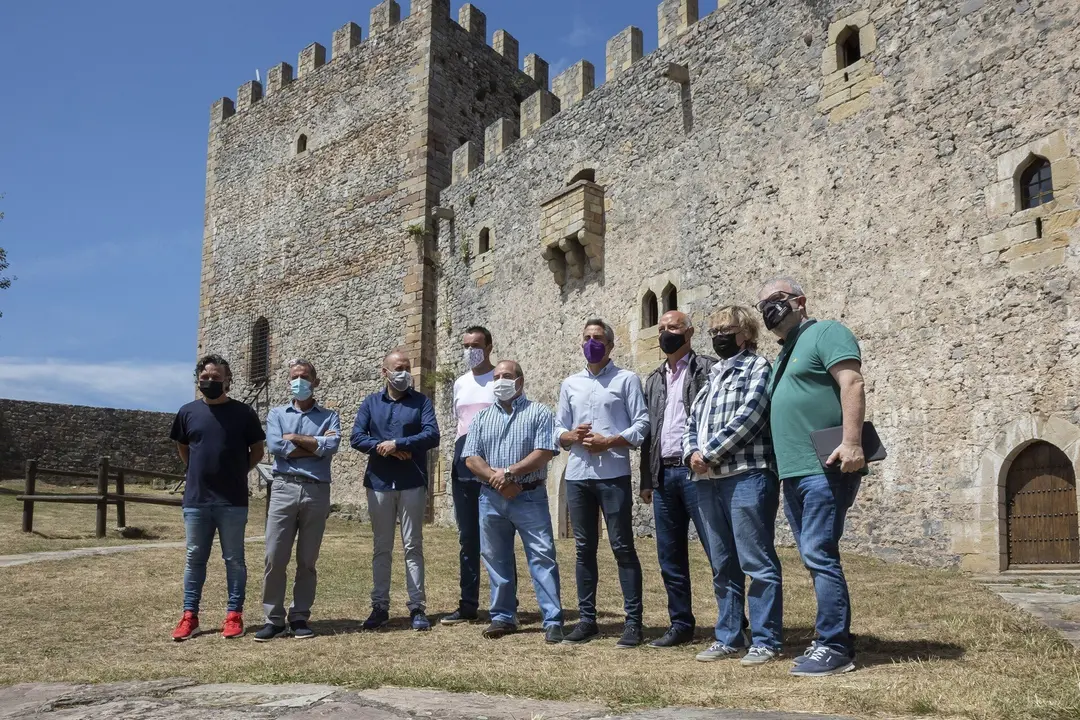 Zuloaga presenta 'Cielos' en el castillo de Arg&uuml;eso