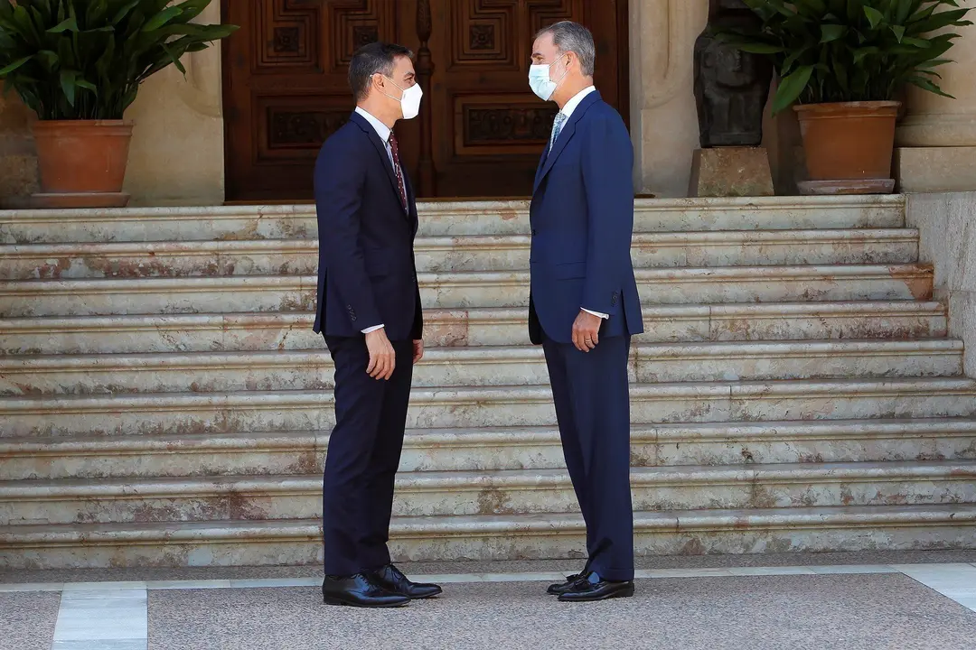 El Rey Felipe VI (d) recibe en el Palacio de Marivent al presidente del Gobierno, Pedro S&aacute;nchez (i), a 3 de agosto de 2021, en Palma de Mallorca, Mallorca, (Espa&ntilde;a).