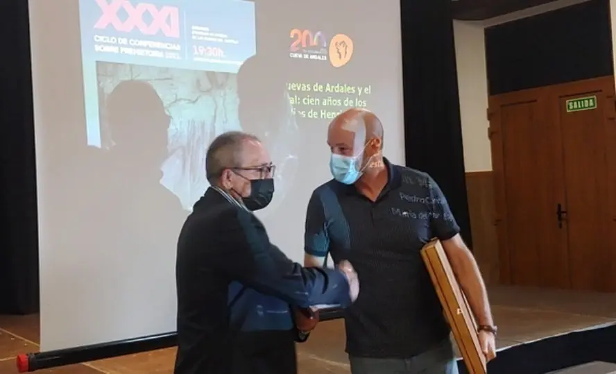 Entrega a Cantalejo del premio a la conservaci&oacute;n y difusi&oacute;n del patrimonio cultural e hist&oacute;rico.