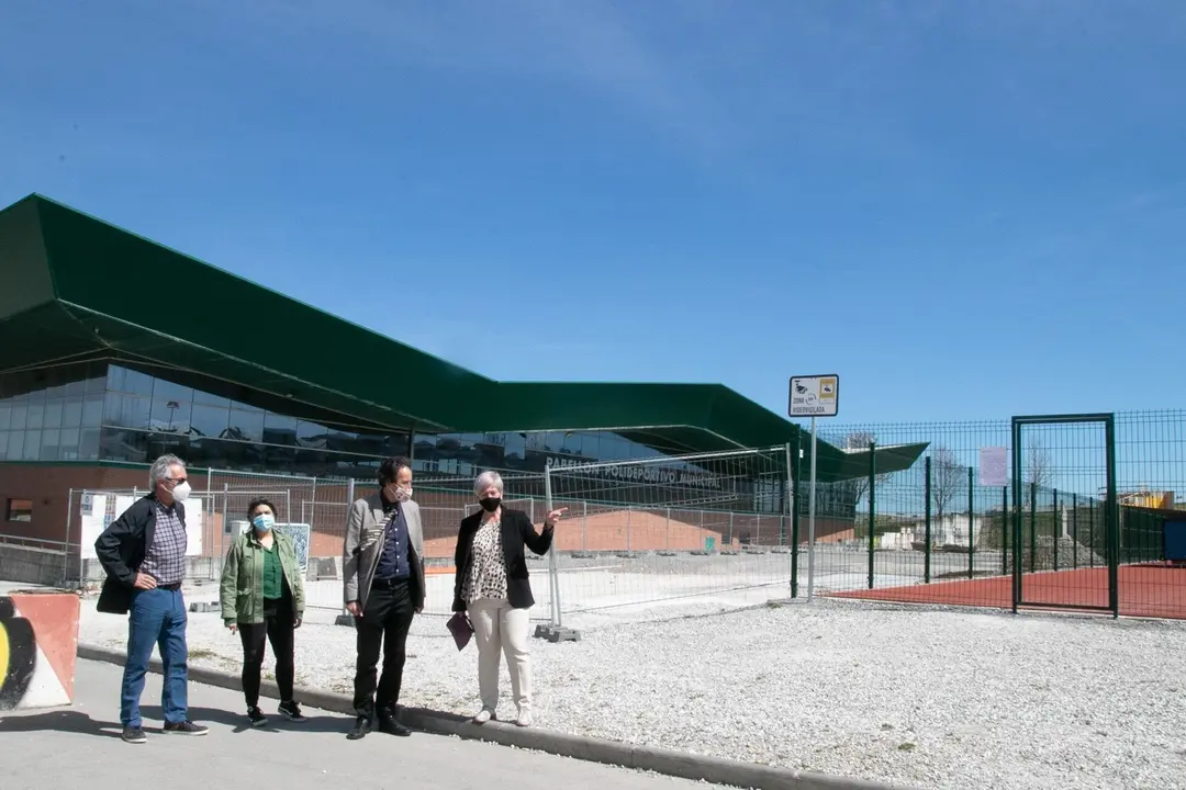 Archivo - La alcaldesa de Polanco y el consejero de Obras P&uacute;blicas visitan la zona donde se ubicar&aacute;n las pistas de p&aacute;del de Requejada