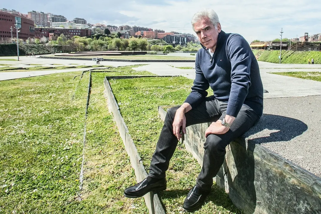 El portavoz regionalista, Jos&eacute; Mar&iacute;a Fuentes-Pila, en el parque de Las Llamas