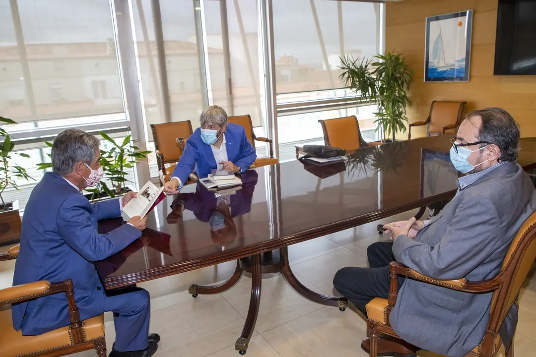 El presidente de Cantabria, Miguel &Aacute;ngel Revilla, recibe a Mario Crespo L&oacute;pez, acad&eacute;mico correspondiente de la RAE.