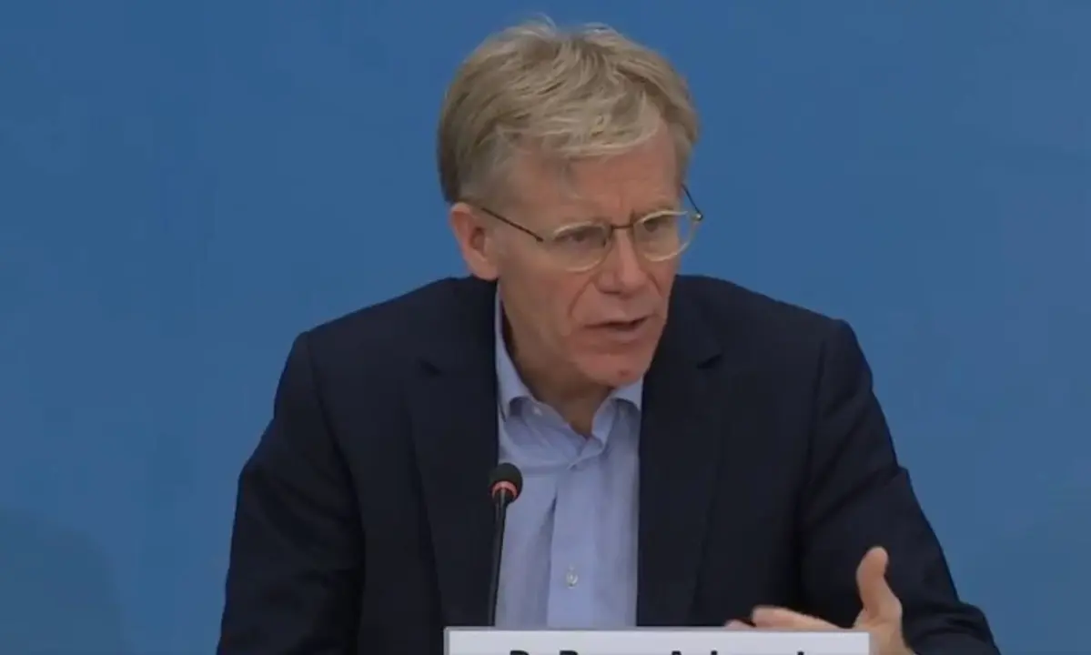 Archivo -  Bruce Aylward, en rueda de prensa. 25 de febrero de 2020.