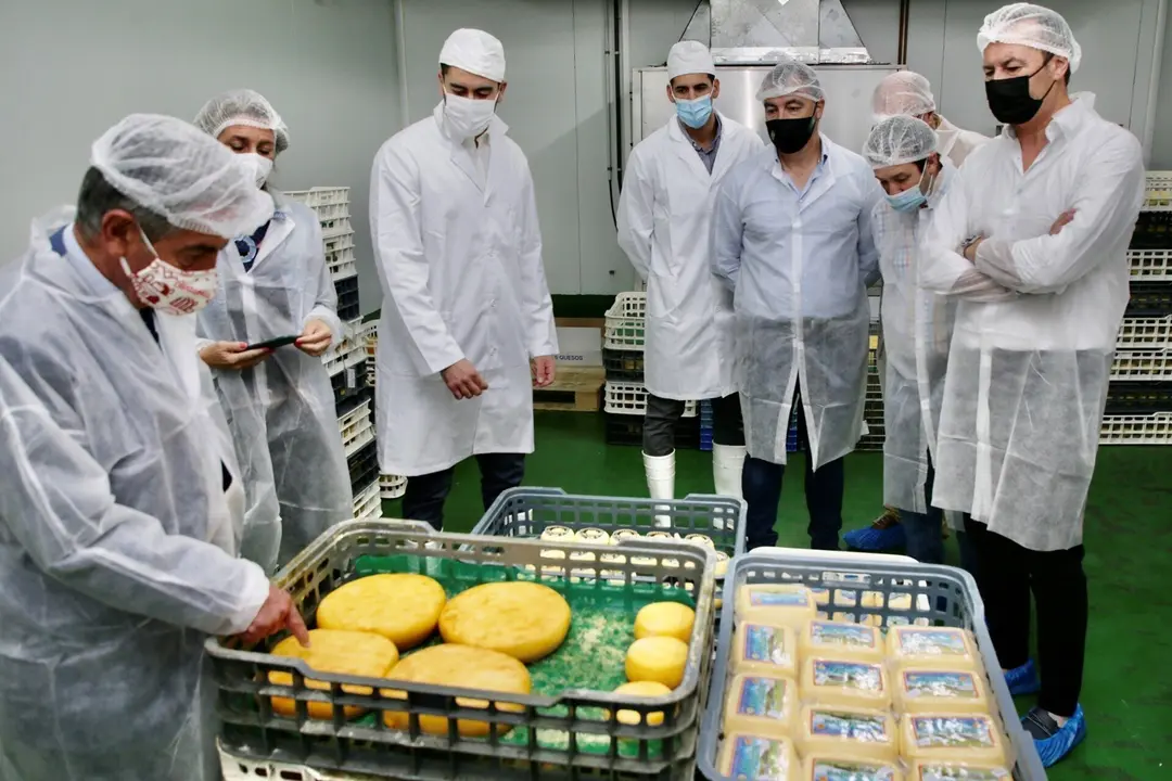 El presidente de Cantabria, Miguel &Aacute;ngel Revilla, y el consejero de Desarrollo Rural, Guillermo Blanco, visitan las instalaciones de la empresa Quesos de Ruesga.
