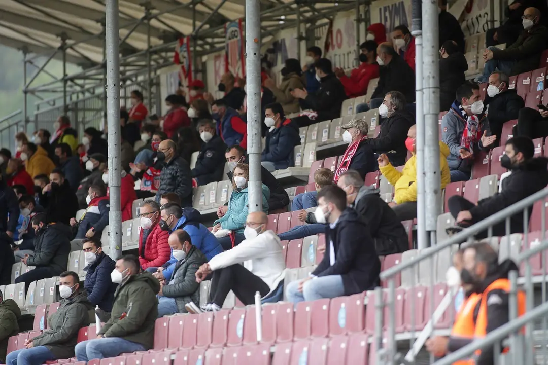 Archivo - Varios aficionados, en las gradas del estadio &Aacute;ngel Carro, durante un partido de Segunda Divisi&oacute;n entre el Club Deportivo Lugo y el Mirand&eacute;s, a 15 de mayo de 2021, en Lugo, Galicia (Espa&ntilde;a). Este es uno de los primeros partidos de f&uacute;tbol celebra