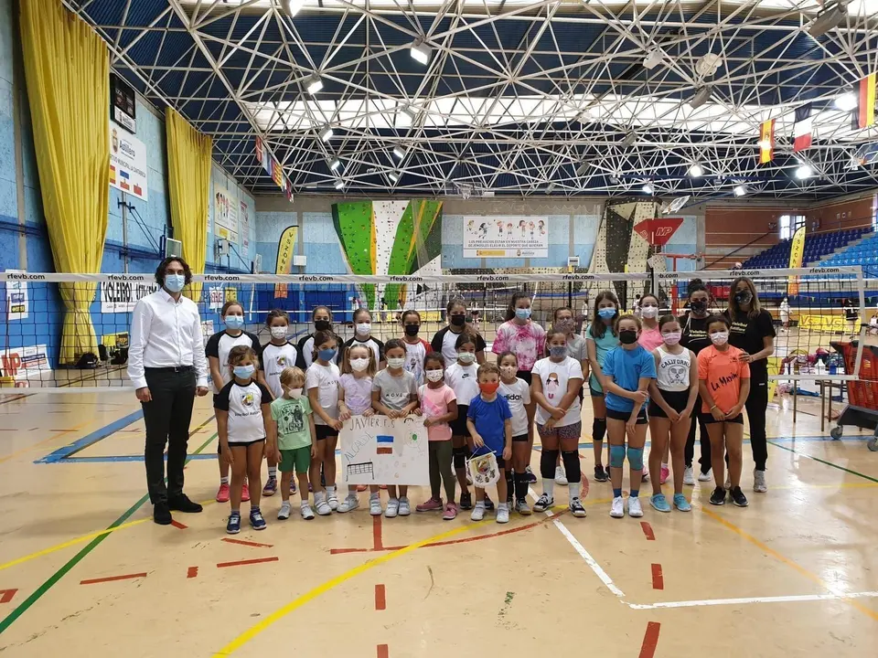 El alcalde de Astillero, Javier Fern&aacute;ndez Sober&oacute;n, visita el campus del Voleibol Astillero en el polideportivo La Cant&aacute;brica.