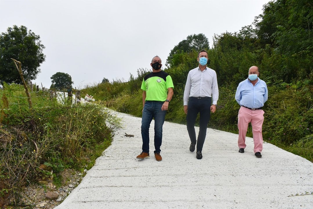 El consejero de Desarrollo Rural, Ganadería, Pesca, Alimentación y Medio Ambiente, Guillermo Blanco, visita la mejora de un camino rural en la Lindota