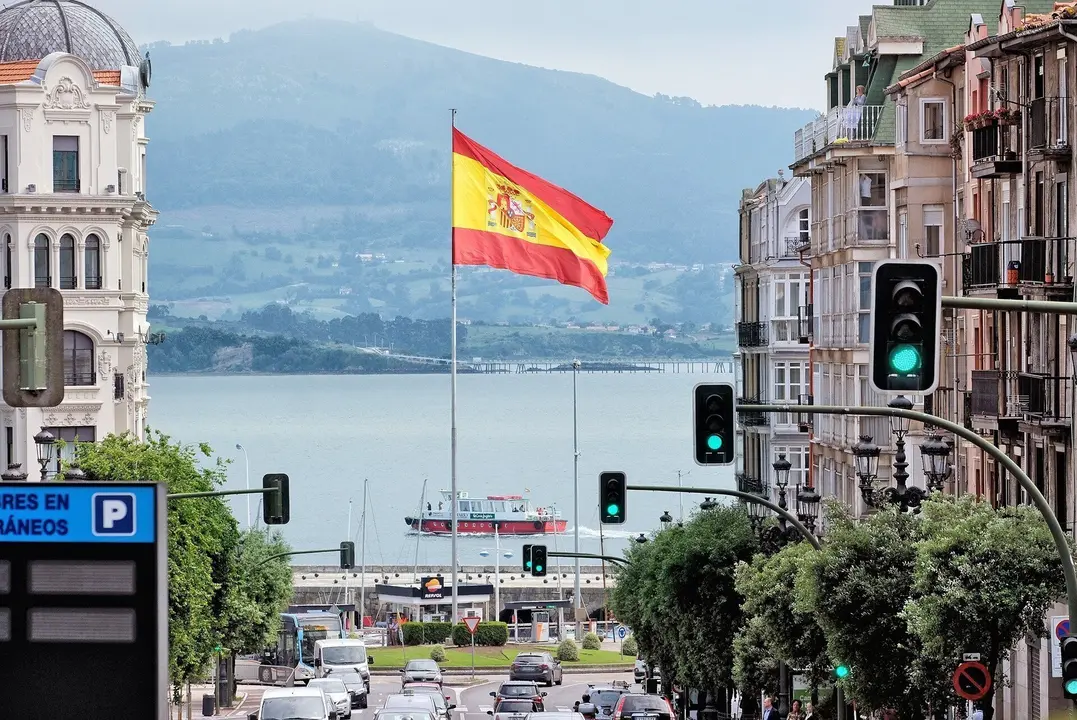 Archivo - Bandera de Espa&ntilde;a en Puertochico