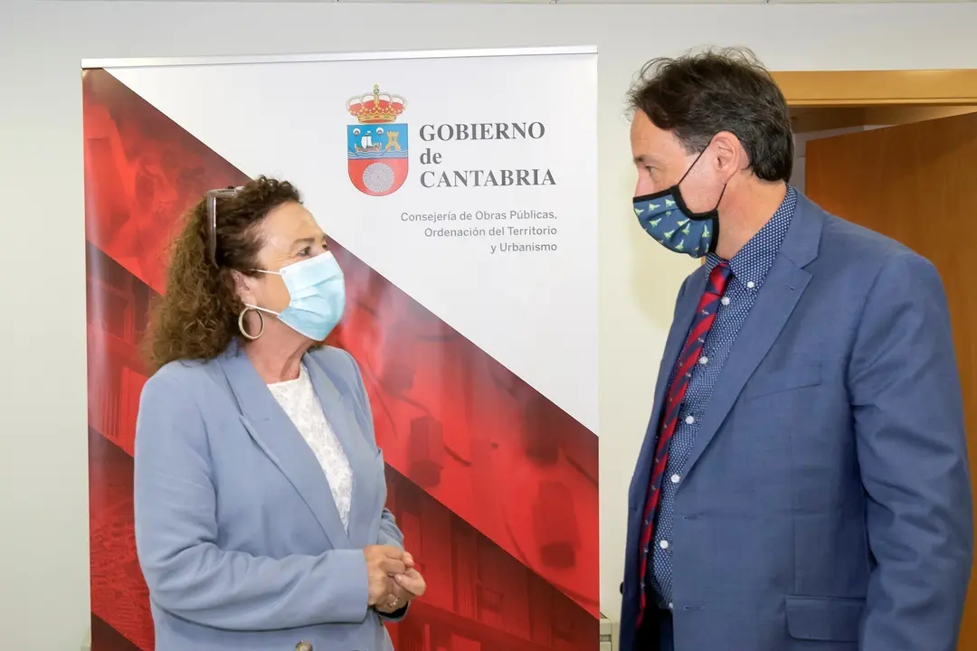 El Consejero De Obras P&uacute;blicas, Ordenaci&oacute;n Del Territorio Y Urbanismo, Jos&eacute; Luis Gochicoa, Recibe A La Alcaldesa De Comillas, Mar&iacute;a Teresa Noceda