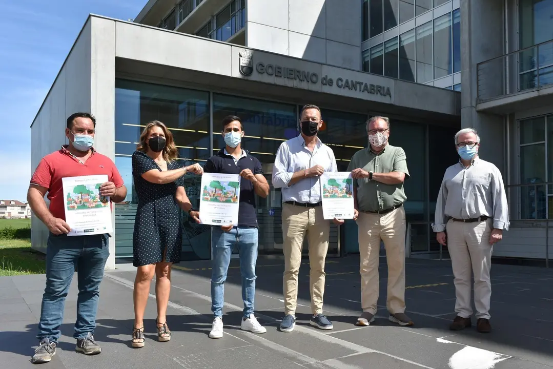 El consejero de Desarrollo Rural, Ganader&iacute;a, Pesca, Alimentaci&oacute;n y Medio Ambiente, Guillermo Blanco, presenta, junto al alcalde de Hazas de Cesto, Alejandro Llano, el Mercado de Productos C&aacute;ntabros