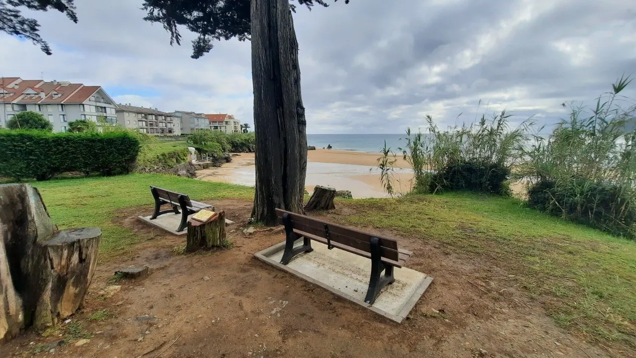Noja instala dos bancos fabricados con cepillos de dientes reciclados
