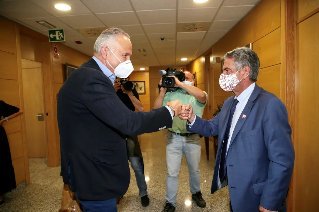 Revilla recibe al nuevo director de RTVE Cantabria, Jaime Aja