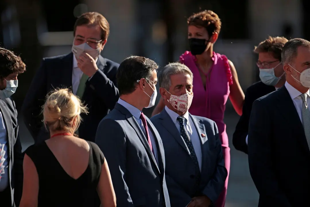 El presidente del Gobierno, Pedro S&aacute;nchez, con el presidente de Cantabria, Miguel Angel Revilla