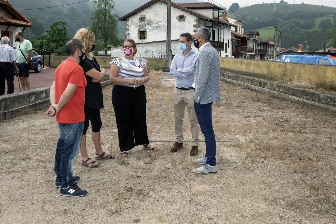 El vicepresidente y consejero de Universidades, Igualdad, Cultura y Deporte, Pablo Zuloaga, visita la bolera de Villayuso
