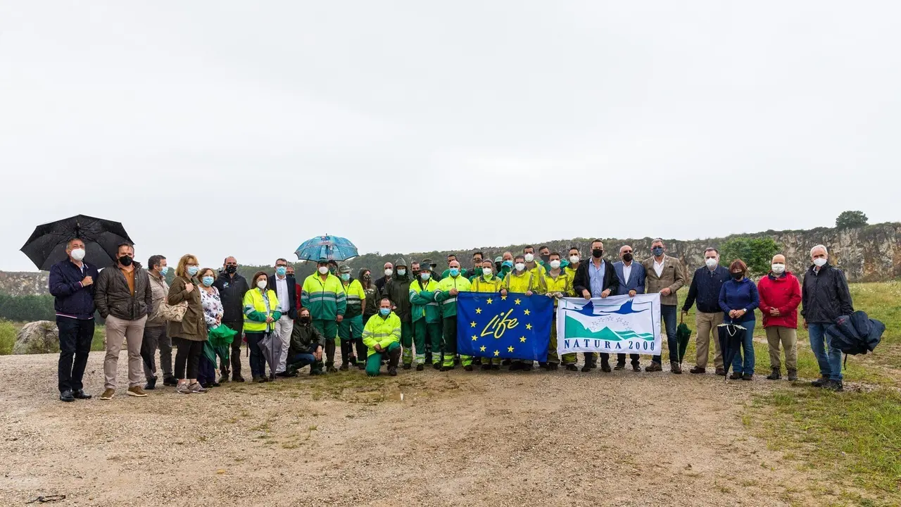 El consejero de Desarrollo Rural, Ganader&iacute;a, Pesca, Alimentaci&oacute;n y Medio Ambiente, Guillermo Blanco, visita las actuaciones de eliminaci&oacute;n de plumeros y restauraci&oacute;n ambiental del proyecto LIFE Stop Cortaderia.