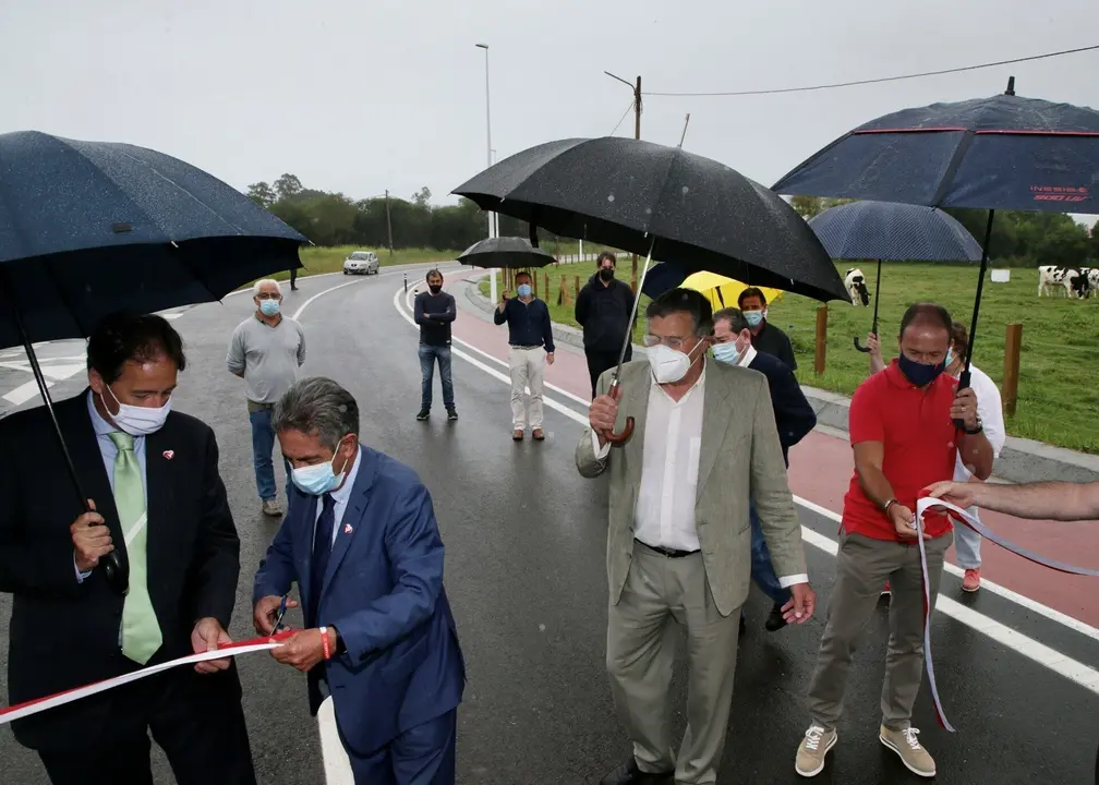 El presidente de Cantabria, Miguel &Aacute;ngel Revilla, y el consejero de Obras P&uacute;blicas, Ordenaci&oacute;n del Territorio y Urbanismo, Jos&eacute; Luis Gochicoa, inauguran las obras de acondicionamiento de la carretera que discurre entre Loredo y Langre.