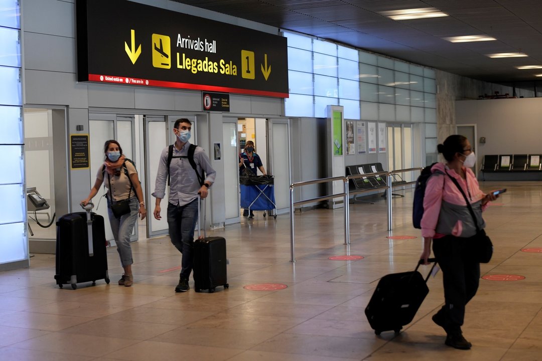 Archivo - Pasajeros procedentes de un vuelo con origen Gran Bretaña llegan a la terminal T1 del Aeropuerto Adolfo Suárez Madrid-Barajas, en Madrid (España). 