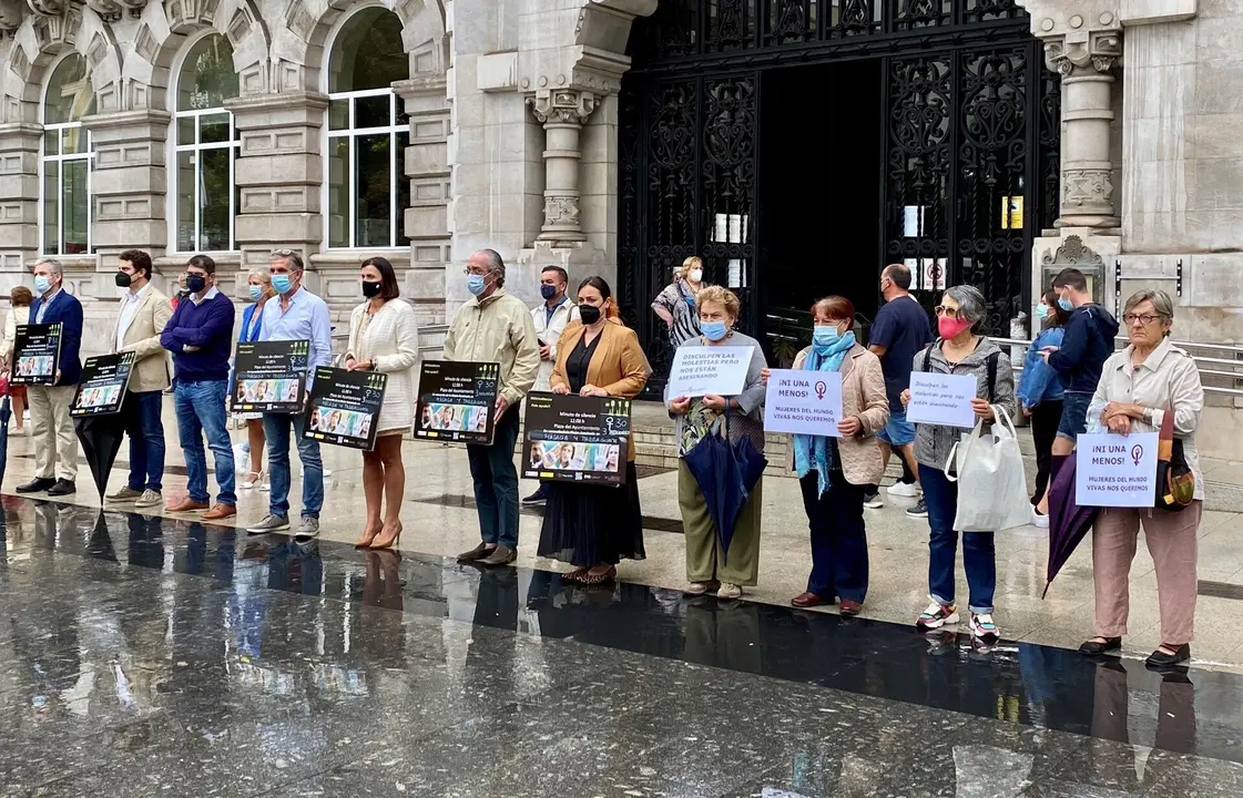 Santander guarda un minuto de silencio en recuerdo de las mujeres asesinadas en M&aacute;laga y Tarragona