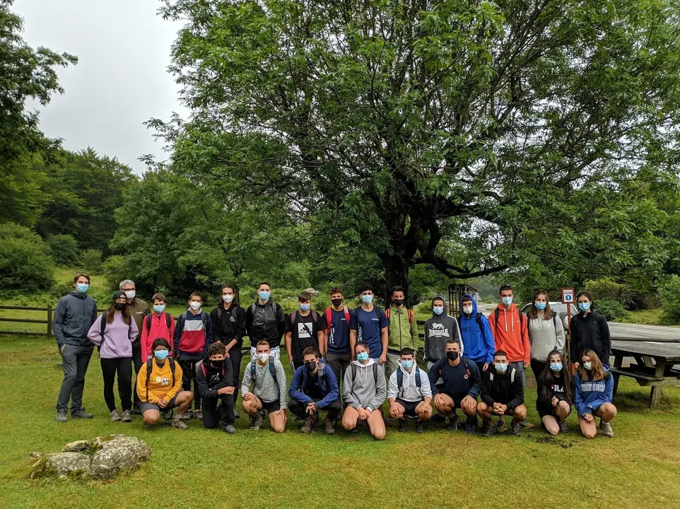 A la izquierda, Carlos Amatriain, director gerente del INJ, Gregorio Oyaregui, jefe del negociado de Patrimonio Forestal, junto con el grupo de voluntarios