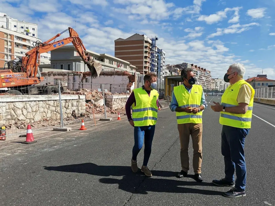 Los concejales regionalistas y el presidente del Puerto