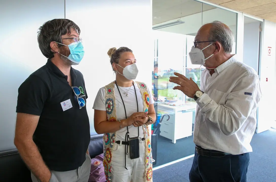 El consejero de Turismo, Javier L&oacute;pez Marcano, recibe a los representantes de la asociaci&oacute;n Costa Quebrada