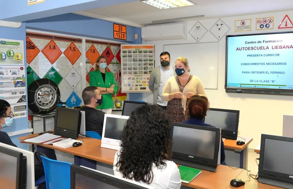 Lorena Guti&eacute;rrez visita a los alumnos de 'Conduce tu futuro'