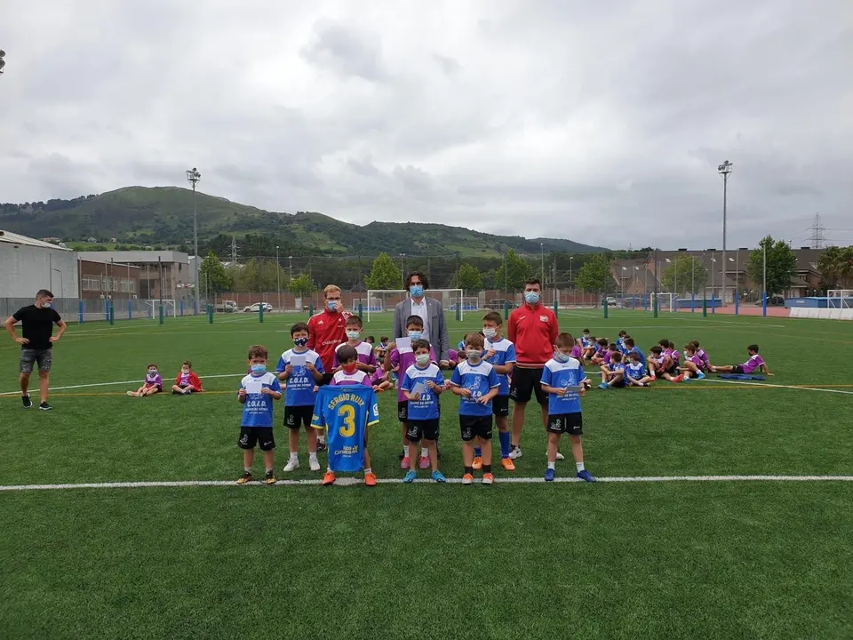 El alcalde de Astillero en la clausura del V campus de f&uacute;tbol COID
