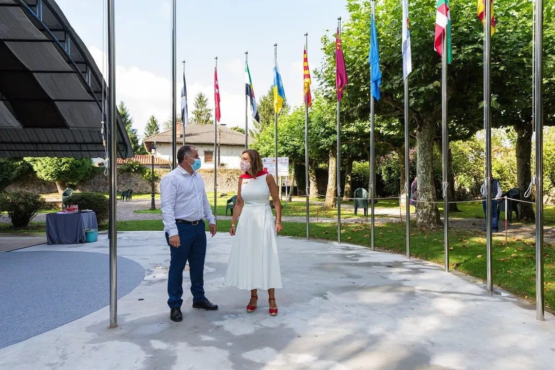 La consejera de Presidencia, Interior, Justicia y Acci&oacute;n Exterior, Paula Fern&aacute;ndez,acompa&ntilde;ada por el alcalde de Cabez&oacute;n de la Sal, Victor Manuel Reinoso, visita las actuaciones realizadas por la Consejer&iacute;a en el municipio