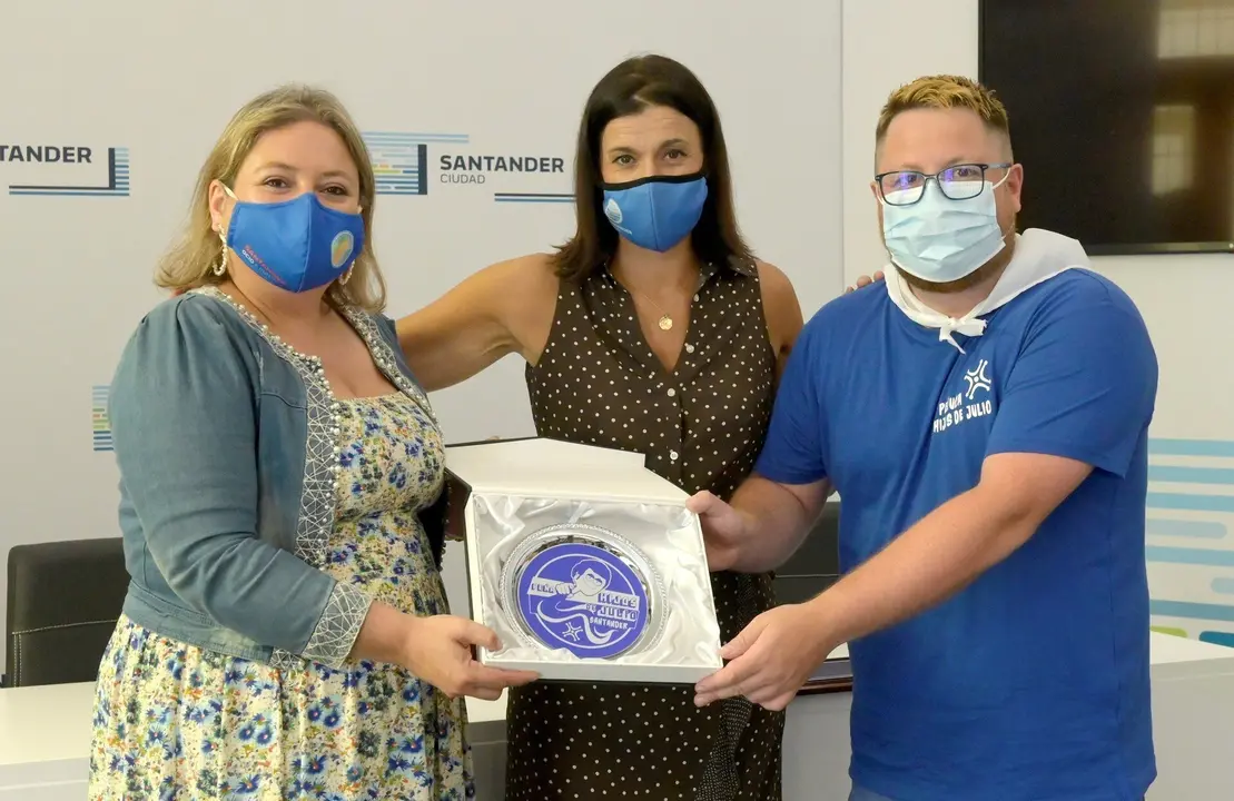 La pe&ntilde;a Hijos de Julio entrega al Ayuntamiento una bandeja con su escudo