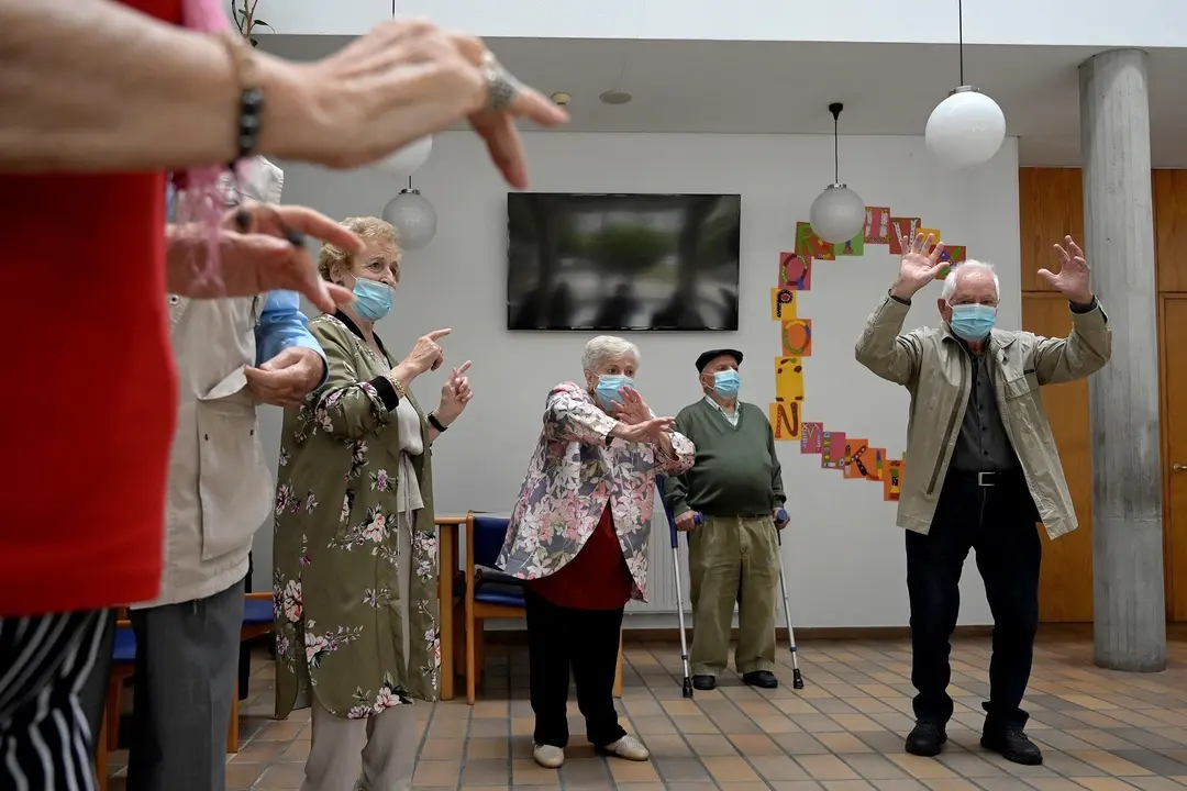 Archivo - Varios ancianos en una de las salas de la Residencia de mayores de Carballo, a 19 de junio de 2021, en A Coru&ntilde;a, Galicia (Espa&ntilde;a). La Xunta de Galicia ha decidido levantar las restricciones activadas en el &uacute;ltimo a&ntilde;o y medio en residencias y cen