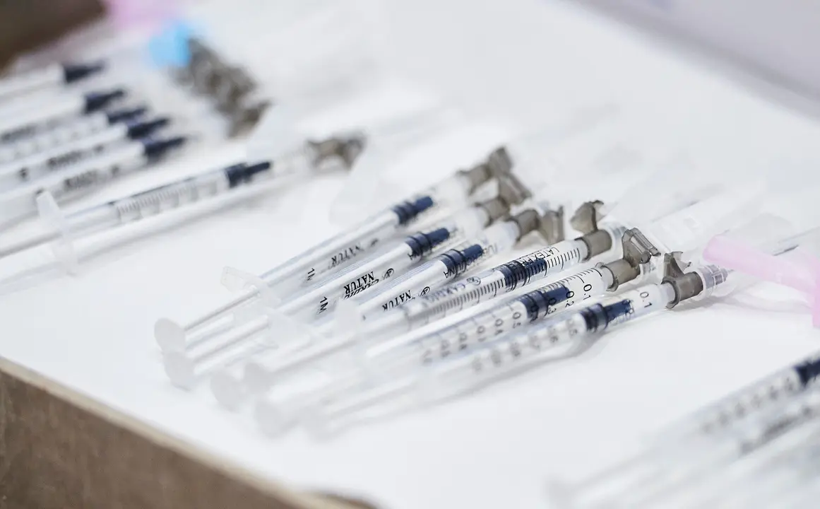 Archivo - Varias jeringuillas con la segunda dosis de la vacuna de Pfizer-BioNTech contra la Covid-19 en el Hospital Universitario Marqu&eacute;s de Valdecilla, en Santander.- Archivo.