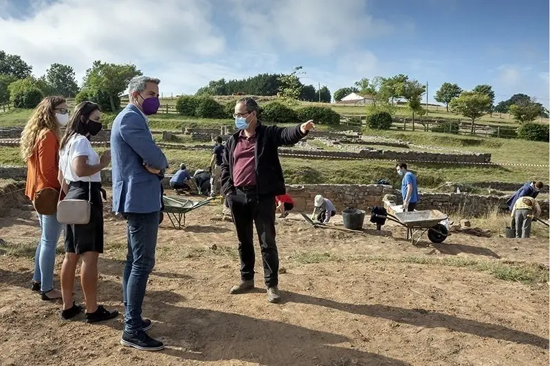 10:15.- Juliobriga
El vicepresidente y consejero de Universidades, Igualdad, Cultura y Deporte, Pablo Zuloaga, visita el yacimiento romano de Juliobriga y los campos de voluntariado.
