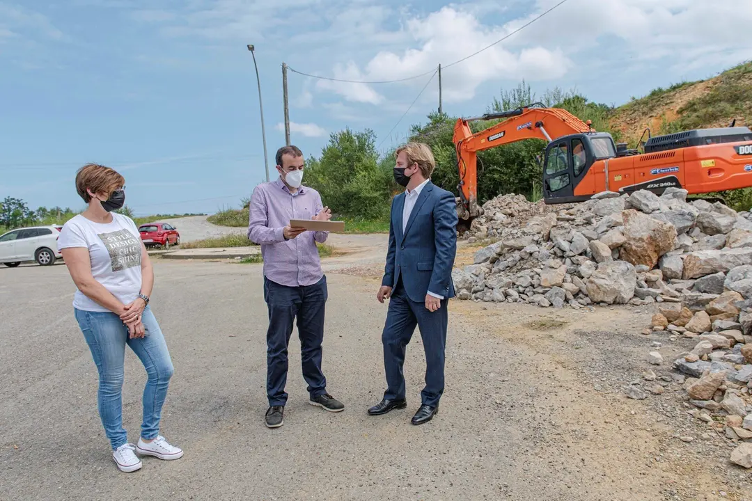 El alcalde, Pablo Diestro, la concejala de Obras, Margari Mart&iacute;nez, y el responsable del proyecto.
