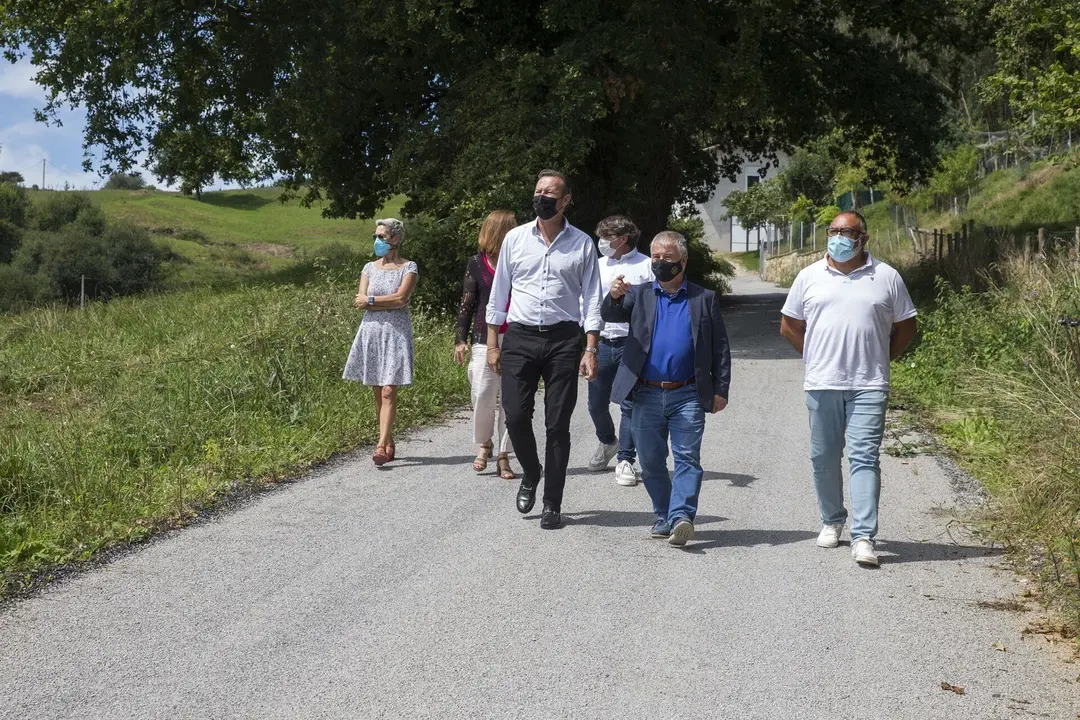 El consejero de Desarrollo Rural, Ganaderia, Pesca, Alimentacion y Medio Ambiente, Guillermo Blanco, visita la mejora del camino rural de Pozobal
