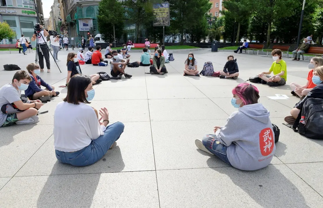 La alcaldesa visita el campamento tecnol&oacute;gico 'Verano Teenager'