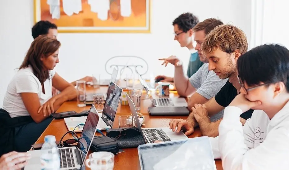 Archivo - J&oacute;venes trabajando con ordenadores.