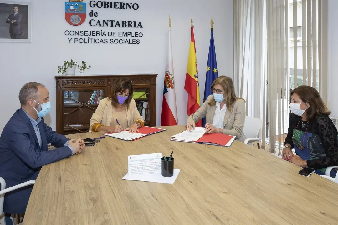 La Consejera De Empleo Y Pol&iacute;ticas Sociales, Ana Bel&eacute;n &Aacute;lvarez, Firma Un Convenio De Colaboraci&oacute;n Con La Presidenta Del Colegio De Graduados Sociales De Cantabria, Bel&eacute;n Campos