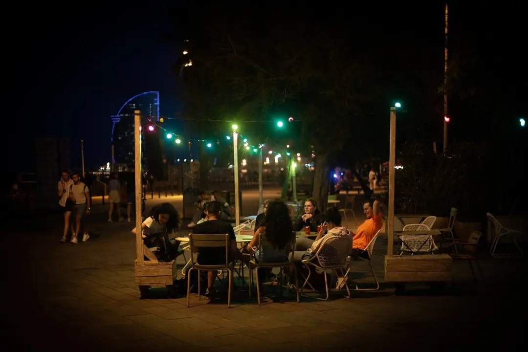 Varias personas en la terraza de un bar, frente a la playa de la Barceloneta, a 4 de agosto de 2021, en Barcelona, Catalunya (Espa&ntilde;a).