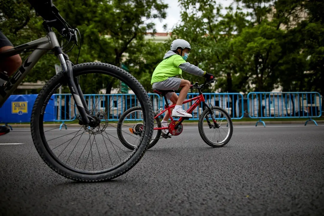 Archivo - Varios ni&ntilde;os participan en una ruta ciclista