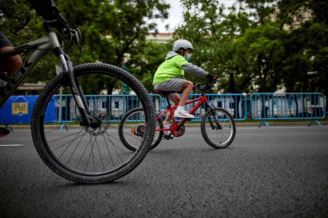 Archivo - Varios niños participan en una ruta ciclista